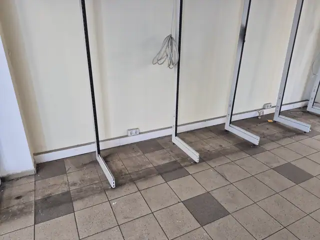 Grindys palei sieną prieš valymą