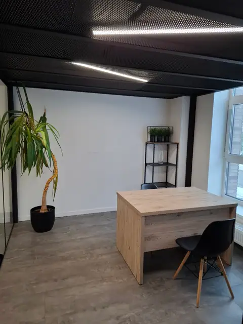 Darbo vieta prie stiklinės pertvaros