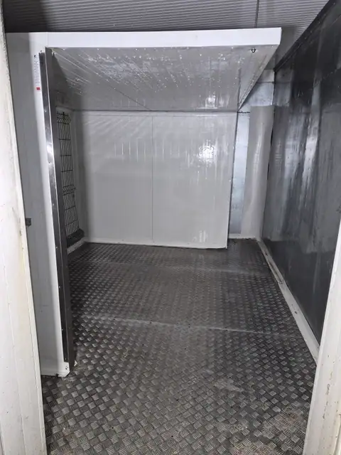 Plytelėmis išklotas praėjimas